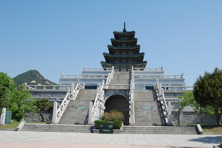 Seoul Palace Morning Tour — Gyeongbokgung, Jogyesa & Blue House Drive-By photo 2