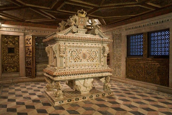 Aveiro Day Tour from Porto — Moliceiro Cruise, Costa Nova & Vista Alegre photo 2