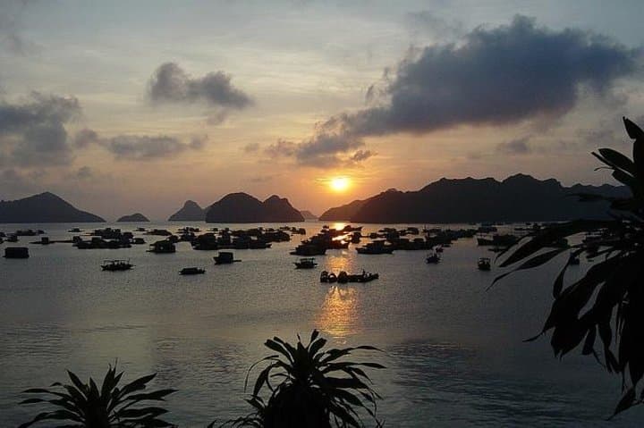 Luxury 3-Day Bai Tu Long Bay Cruise Aboard the Dragon Pearl Junk photo 1