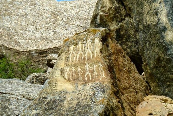 Baku Day Tour: Gobustan Petroglyphs, Mud Volcano Safari, Ateshgah & Yanar Dag