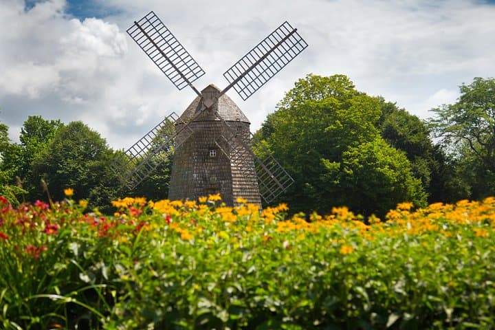 Hamptons Insider Helicopter Tour from Manhattan: Wine, Beaches & Private Estates photo 4