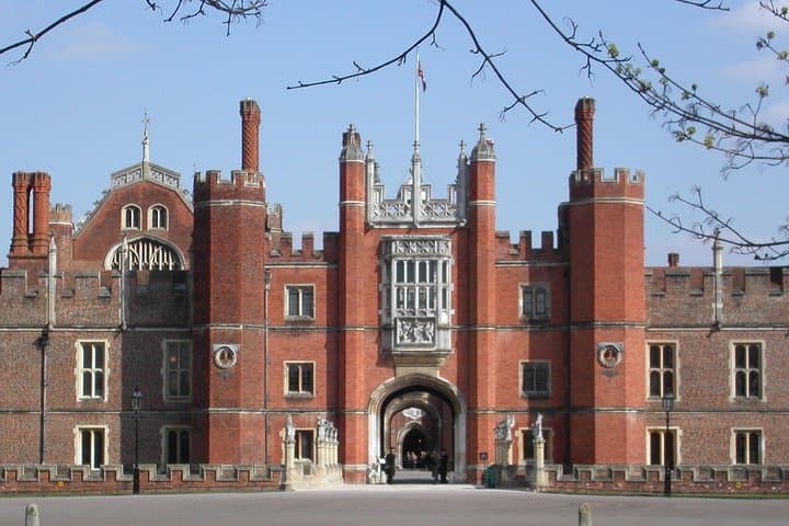 Secrets of Henry VIII: Private Hampton Court Palace Tour with Historian Guide