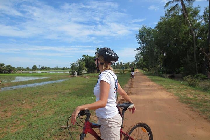 Sunset Bike Tour Through Siem Reap Countryside and Lotus Fields photo 5