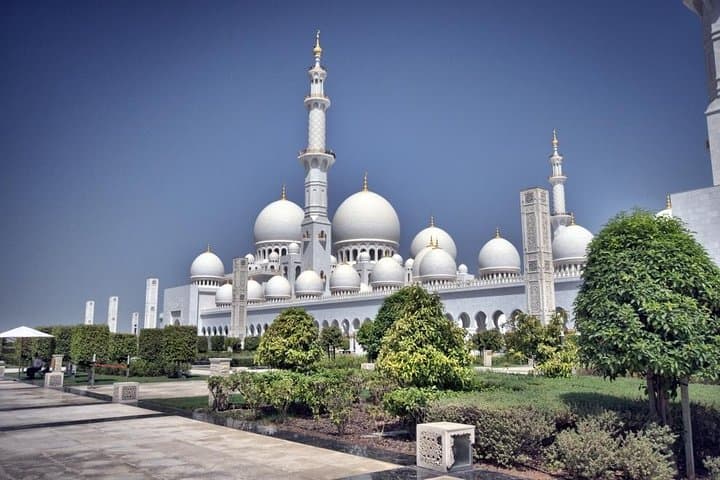 Abu Dhabi Full-Day Private Tour from Dubai — Sheikh Zayed, Corniche & Heritage Village