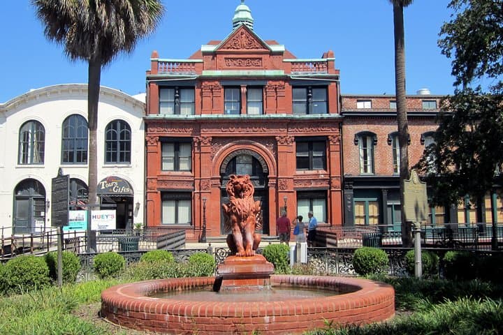 Historic Savannah Guided Walking Tour: Oglethorpe Squares, Architecture & Riverfront Stories photo 3