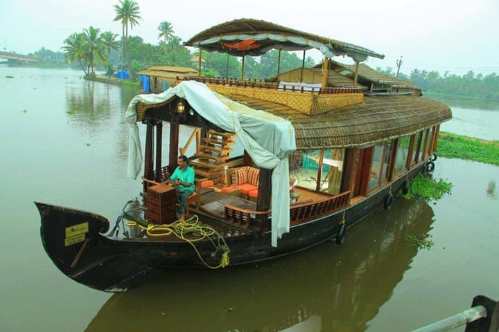 Overnight Alleppey Houseboat Cruise: Luxury Backwaters from Kochi