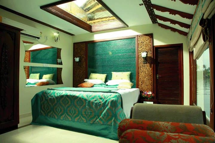 Overnight Alleppey Houseboat Cruise: Luxury Backwaters from Kochi photo 2
