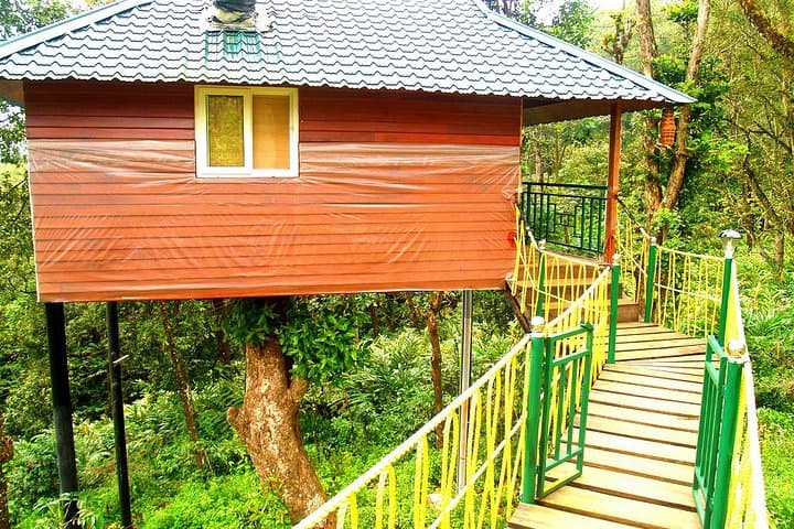 Private 4-Day Munnar Tree House & Alleppey Houseboat Tour from Munnar
