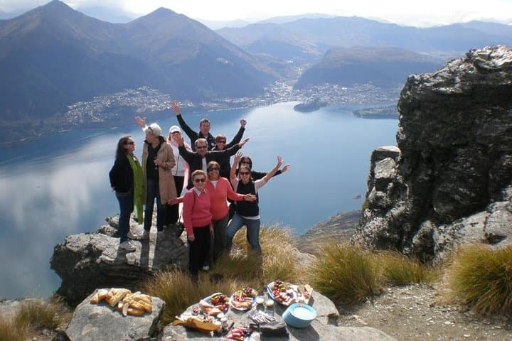 Helicopter Champagne Picnic Above Lake Wakatipu photo 2
