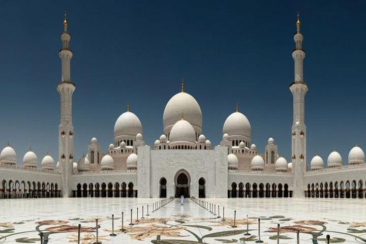 Abu Dhabi City Tour: Sheikh Zayed Mosque, Corniche & Yas Island Highlights