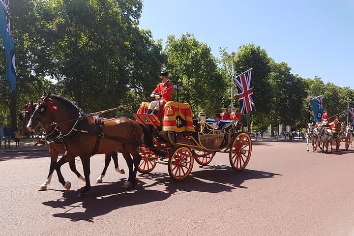 British Royalty Walking Tour: Changing of the Guard & Westminster Stroll photo 4
