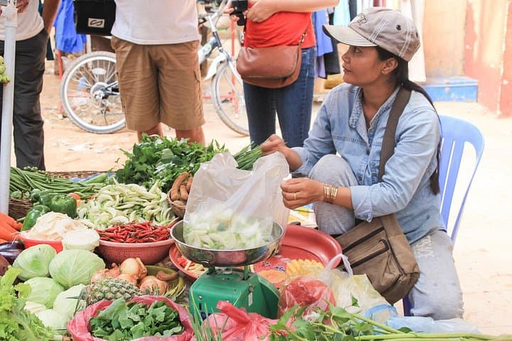 Siem Reap Market Tour and Khmer Cooking Class with Private Transfers