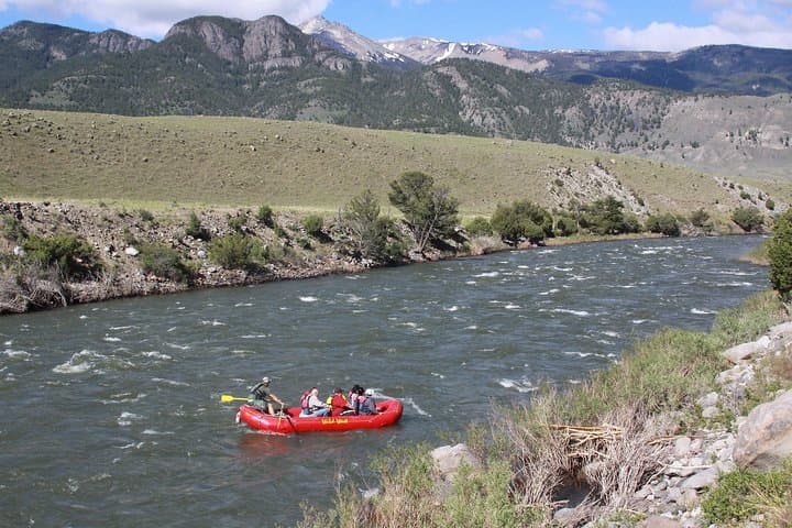Gentle Yellowstone River Float: 6-Mile Scenic Trip from Gardiner