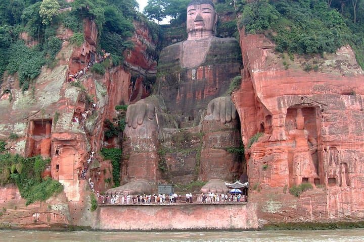 Leshan Giant Buddha Day Trip from Chengdu: High-Speed Train & Local Food Tasting Guide photo 3