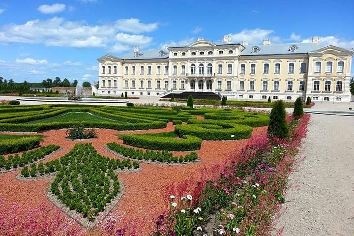 Hill of Crosses & Rundāle Palace: Full-Day Cultural Tour from Vilnius