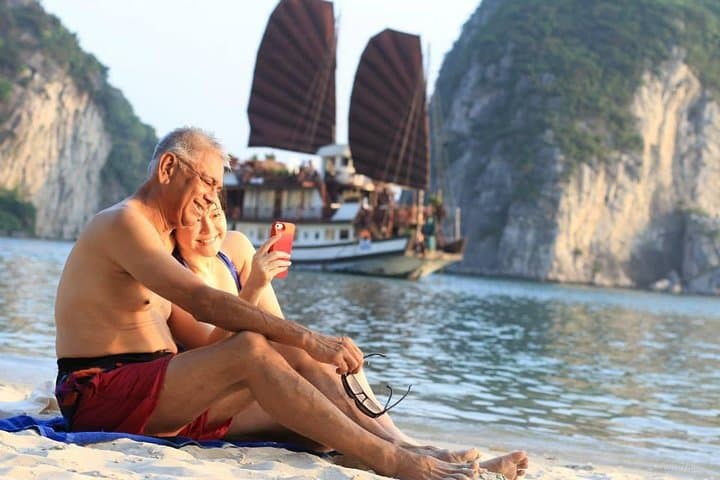 Halong Bay 2-Day Cruise: Junk Boat, Kayaking & Surprise Grotto
