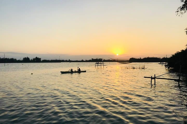 Sunset Kayak Through Hoi An's Lantern Town: Guided Paddle at Golden Hour photo 3