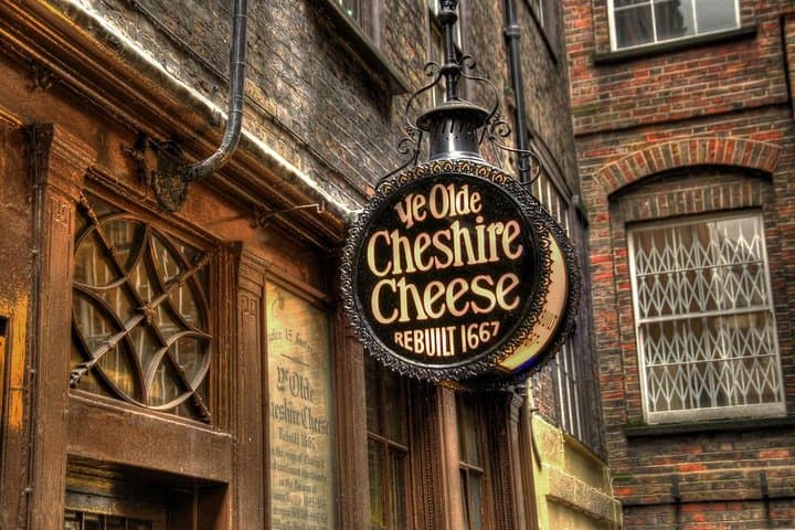 Historic London Pubs Private Walking Tour — Fleet Street & Temple Pub Crawl
