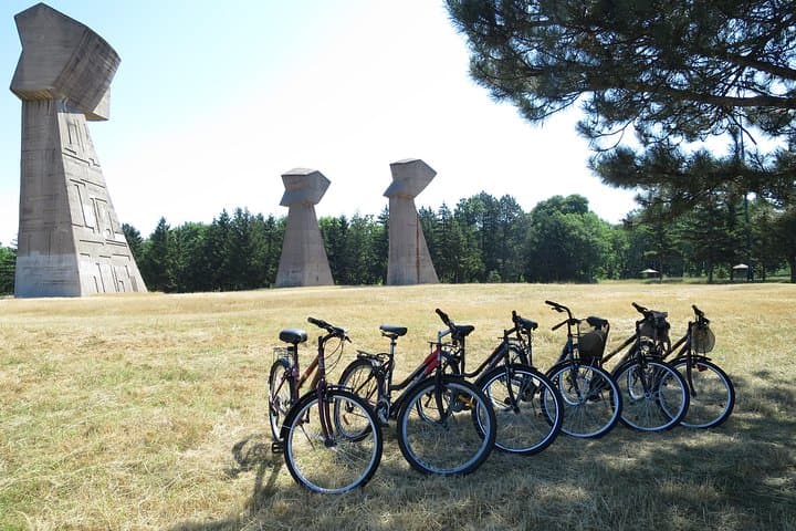 Niš Private Custom Bike Tour — Skull Tower, Fortress & Parks by Cycle