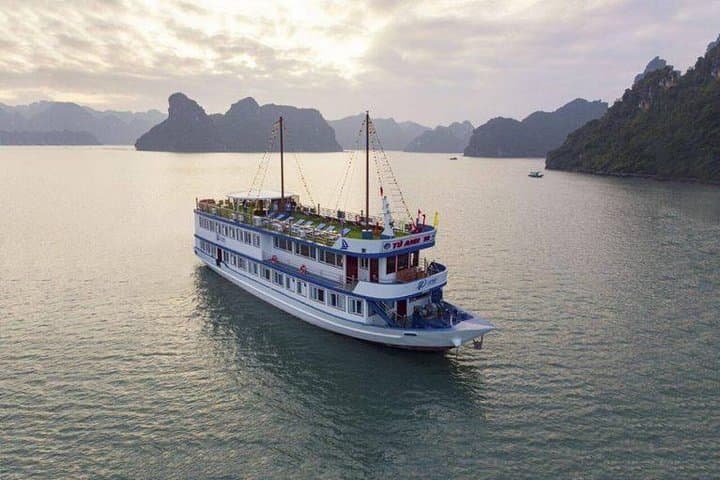 3-Day Lan Ha & Ha Long Bay Cruise with Kayaking and Swimming