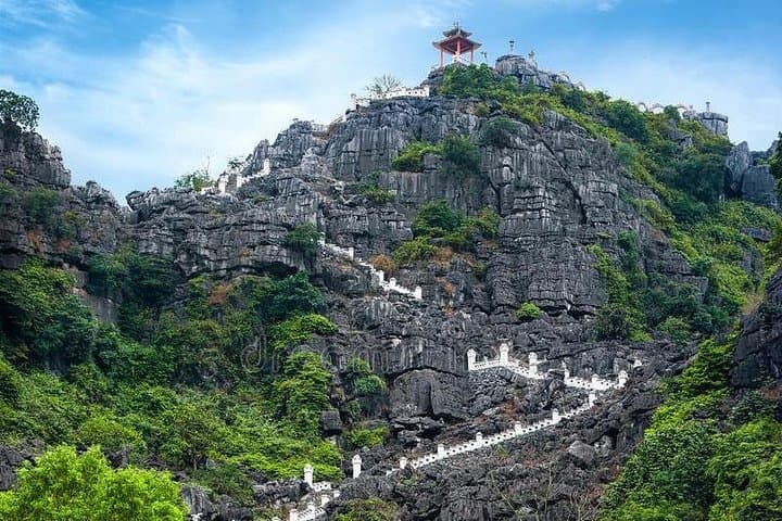 Full-Day Mua Cave, Tam Coc & Bich Dong: Hiking, Boat & Biking in Ninh Binh photo 1