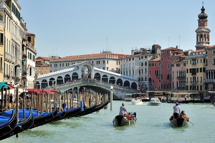 Private Serenade Gondola Tour in Venice — 30-Minute Romantic Canal Ride photo 1