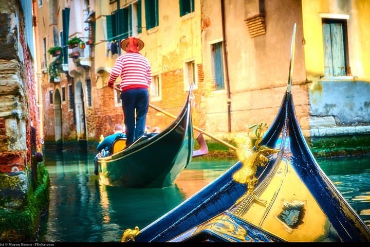 Private Serenade Gondola Tour in Venice — 30-Minute Romantic Canal Ride photo 2