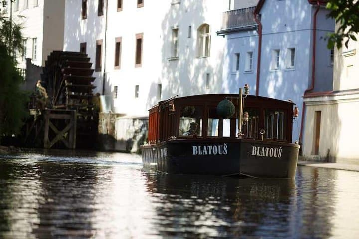 Prague Castle and Vltava River Cruise: Private Half-Day Tour