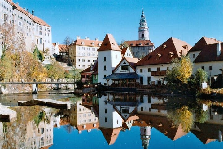 Prague to Graz via Cesky Krumlov: Private One-Way Transfer and Guided Tour