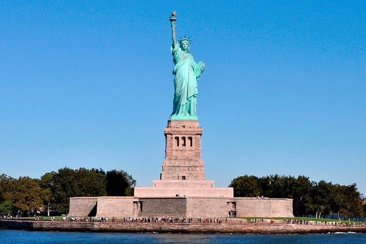 Lower Manhattan Walking Tour with Statue of Liberty View — Guided Shoreline History