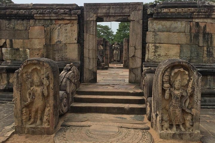 8-Day Private Sri Lanka Tour: Sigiriya, Kandy, Tea Country & Hikkaduwa Beach