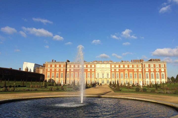 Private Windsor Castle and Hampton Court Palace Day Tour from London