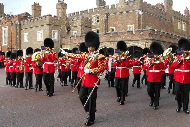 Changing of the Guard Guided Walking Tour in London — Insider's Guide