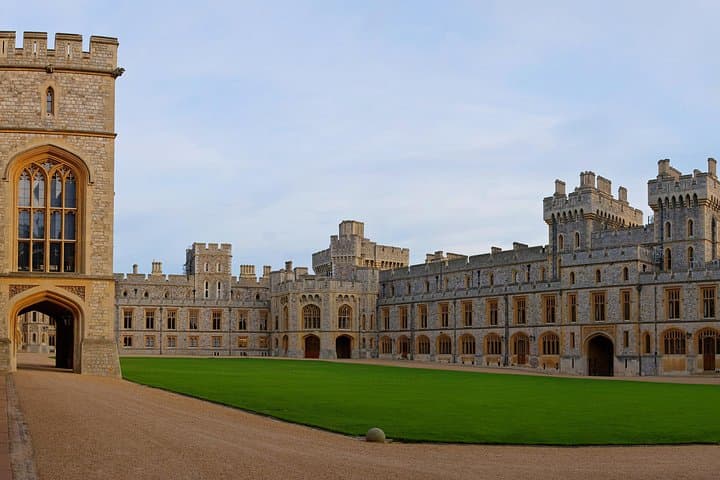 Private Range Rover Transfer to Windsor Castle: Chauffeured Day Trip from London