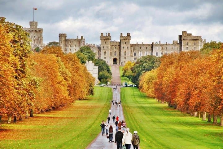 Windsor in a Day: Private Chauffeured Minivan Tour with Blue Badge Guide from London