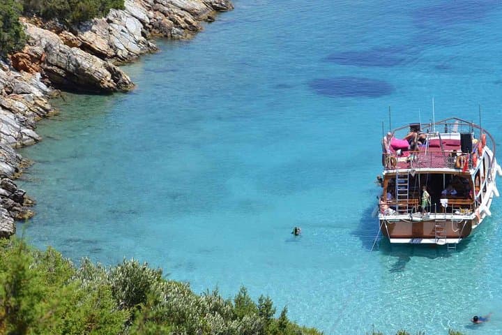 Bodrum Daily Boat Trip with Lunch: 7-Hour Aegean Blue Cruise