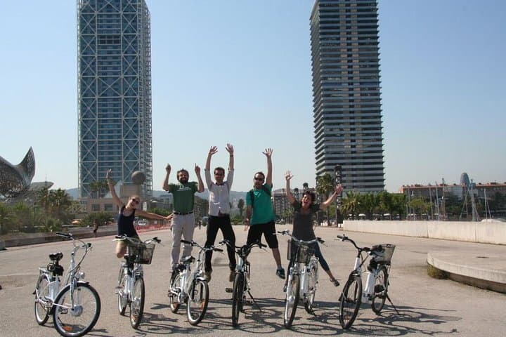 Explore Barcelona by Bike: Private Guided Tour of Gothic Quarter, Eixample & Barceloneta