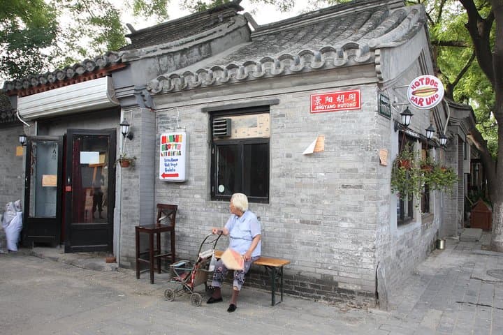 Beijing Hutong Night Tour with Halal Hot Pot & Houhai Bar Walk photo 6