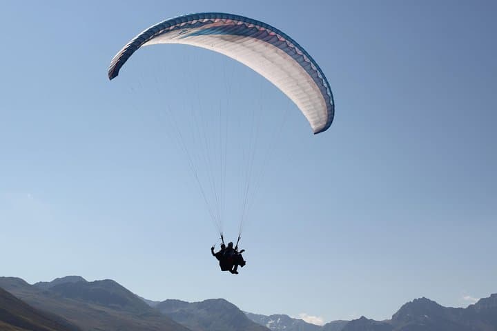 Tandem Paragliding from Jakobshorn: 1000m Davos Free Flight Experience
