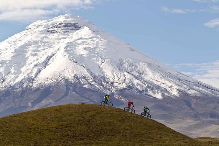 Bike and Hike Cotopaxi: Refuge Ascent and Limpiopungo Descent