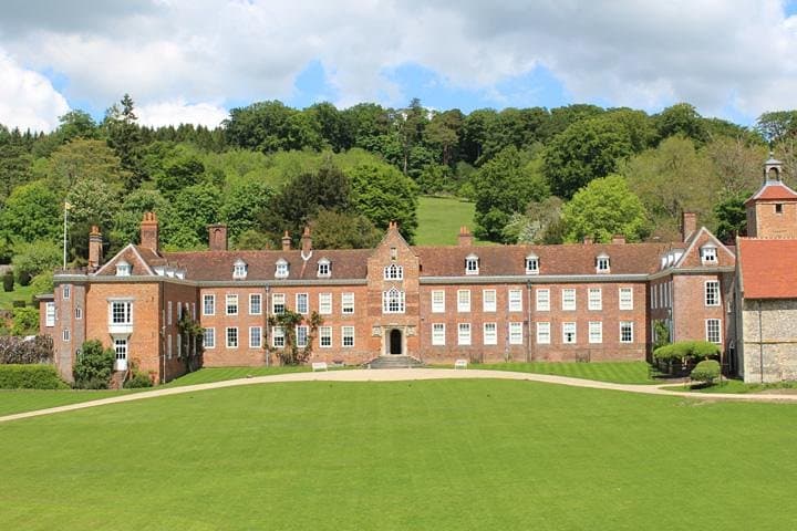 James Bond Film Locations Day Tour from London: Pinewood & Chilterns in a Classic Black Cab