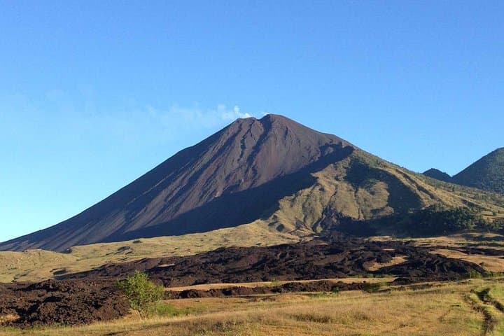 Pacaya Volcano Day Hike from Guatemala City: Lava Fields and Volcanic Views