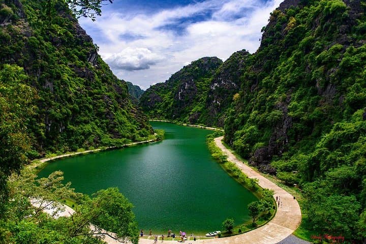 Ninh Binh Full-Day: Hoa Lu, Tam Coc Sampan, Am Tien & Bich Dong Bike Tour photo 4