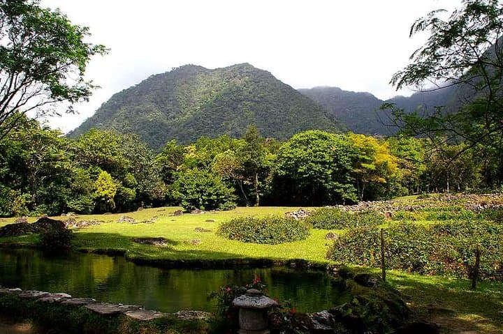 El Valle de Antón Day Trip from Panama City — Volcano-Crater Hikes & Local Markets