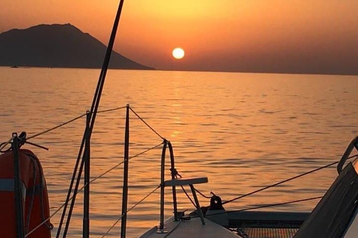 Half-Day Catamaran Sunset Cruise to Kleftiko, Milos