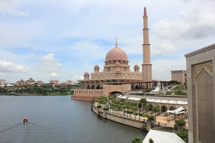 Putrajaya Boat Cruise: Lunch and Landmark Views of Putra Mosque & Perdana Putra photo 3
