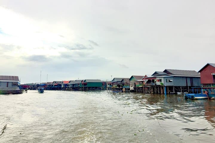 Pedal and Paddle to Me Chrey: Uncrowded Floating Village Bike Tour from Siem Reap