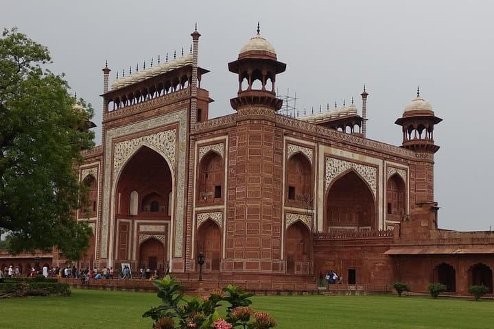4-Hour Private Delhi Sightseeing Tour: Red Fort, Qutub Minar & Lotus Temple photo 6