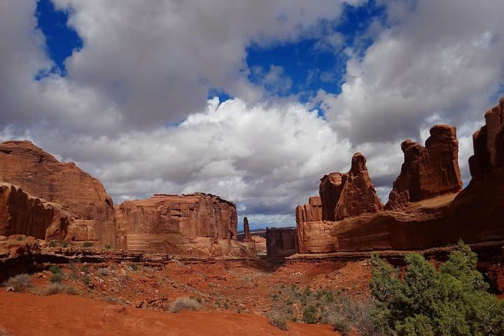Inside Arches: Small-Group Walking Tour to Windows, Double Arch & Park Avenue