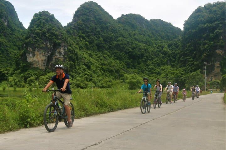 Hang Mua, Tam Coc & Hoa Lu Day Tour — Ninh Binh Limestone Valleys photo 4